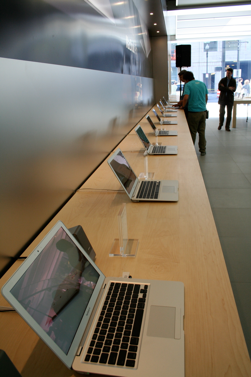 Illustration for article titled First Tour: Huge Boston Apple Store